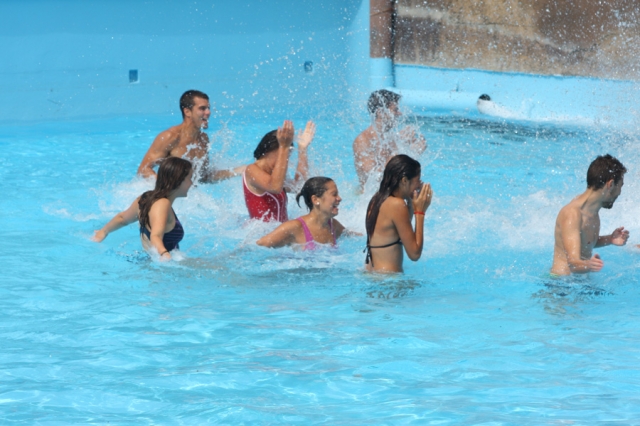 Jugando en la piscina de olas